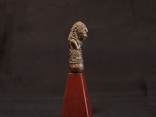 W 08 10 Keris handle.